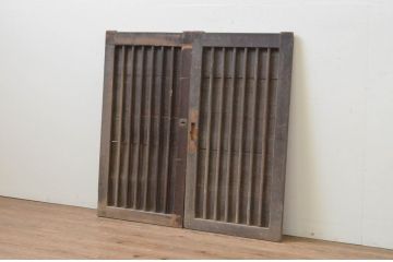 アンティーク建具　縦桟　時を経た趣が感じられる引き戸2枚セット(板戸、窓)(R-067831)