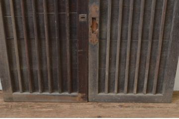 アンティーク建具　縦桟　時を経た趣が感じられる引き戸2枚セット(板戸、窓)(R-067831)