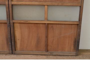 アンティーク建具　欅(ケヤキ)材　桜材　落ち着いた和の空間を演出する漆塗りの引き戸2枚セット(窓、板戸、ガラス戸、ガラス帯戸)(R-067835)