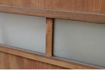 アンティーク建具　欅(ケヤキ)材　桜材　落ち着いた和の空間を演出する漆塗りの引き戸2枚セット(窓、板戸、ガラス戸、ガラス帯戸)(R-067835)