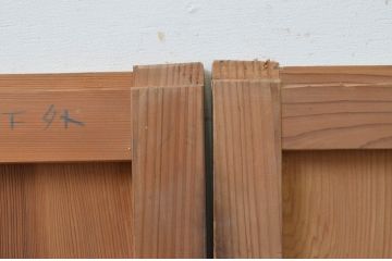 アンティーク建具　杉材　経年を感じさせる木味が魅力的な板戸窓2枚セット(引き戸)(R-067839)です。