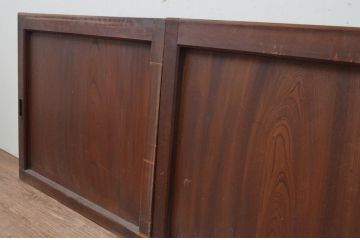 アンティーク建具　総欅(ケヤキ)材　濃い木色が落ち着いた雰囲気を醸し出す板戸窓2枚セット(引き戸)(R-067845)