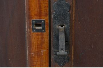 アンティーク建具　総欅(ケヤキ)材　一枚板　深みのある色合いが魅力の板戸窓2枚セット(引き戸)(R-067846)