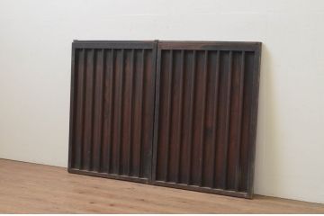アンティーク建具　杉材　上品な色合いが魅力の縦桟板戸窓2枚セット(引き戸)(R-067855)