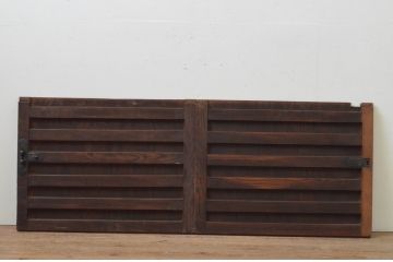 アンティーク建具　総欅(ケヤキ)材　時代の流れを感じさせる木味が魅力の横桟板戸窓2枚セット(格子戸、引き戸)(R-067856)