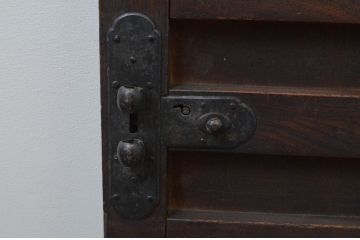 アンティーク建具　総欅(ケヤキ)材　時代の流れを感じさせる木味が魅力の横桟板戸窓2枚セット(格子戸、引き戸)(R-067856)