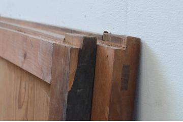 アンティーク建具　杉材　上品な色合いと杢目が目を惹く板戸窓2枚セット(引き戸)(R-067859)