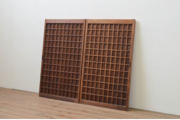 アンティーク建具　格子から覗く木目が美しい!マス目(升目)の格子窓2枚セット(きつね格子、狐格子、格子戸、引き戸、板戸)(R-067866)