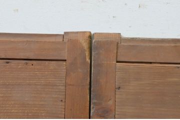 アンティーク建具　杉材　時代の流れを感じさせる縦桟板戸窓2枚セット(引き戸)(R-067867)