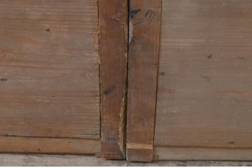 アンティーク建具　杉材　時代の流れを感じさせる縦桟板戸窓2枚セット(引き戸)(R-067867)