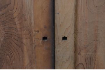アンティーク建具　杉材　一枚板　時を経た風合いが味わい深い板戸窓2枚セット(引き戸)(R-067870)