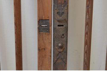 アンティーク建具　経年を感じさせる木味が魅力の縦桟引き戸2枚セット(窓、格子戸)(R-067872)