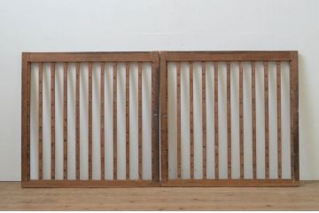 アンティーク建具　経年を感じさせる木味が魅力の縦桟引き戸2枚セット(窓、格子戸)(R-067872)