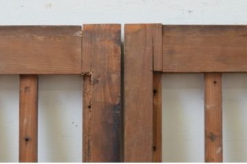 アンティーク建具　経年を感じさせる木味が魅力の縦桟引き戸2枚セット(窓、格子戸)(R-067872)