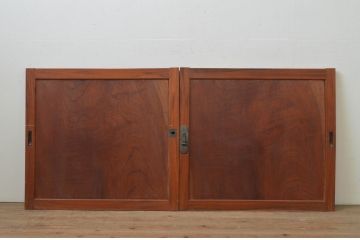 アンティーク建具　総欅(ケヤキ)材　一枚板　温かみのある木味が魅力的な漆塗りの板戸窓2枚セット(引き戸)(R-067873)
