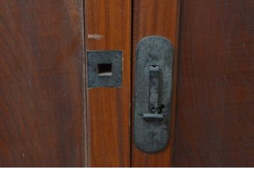 アンティーク建具　総欅(ケヤキ)材　一枚板　温かみのある木味が魅力的な漆塗りの板戸窓2枚セット(引き戸)(R-067873)