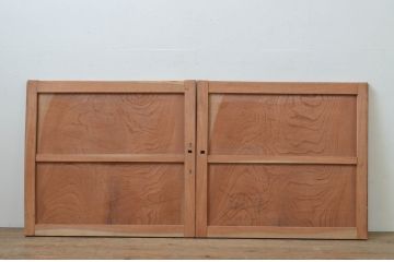 アンティーク建具　総欅(ケヤキ)材　一枚板　温かみのある木味が魅力的な漆塗りの板戸窓2枚セット(引き戸)(R-067873)