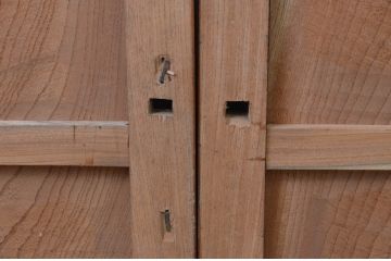 アンティーク建具　総欅(ケヤキ)材　一枚板　温かみのある木味が魅力的な漆塗りの板戸窓2枚セット(引き戸)(R-067873)