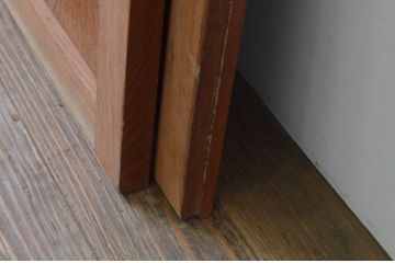 アンティーク建具　総欅(ケヤキ)材　一枚板　温かみのある木味が魅力的な漆塗りの板戸窓2枚セット(引き戸)(R-067873)