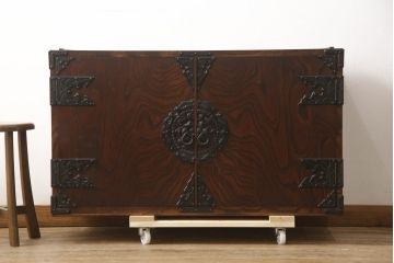中古　岩谷堂箪笥　天板・脚(台輪)付きリメイク　左右対称の木目が目を引く衣装盆付きサイドボード(引き出し、着物箪笥、衣装タンス、サイドチェスト、収納棚)(R-067879)