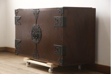 中古　岩谷堂箪笥　天板・脚(台輪)付きリメイク　左右対称の木目が目を引く衣装盆付きサイドボード(引き出し、着物箪笥、衣装タンス、サイドチェスト、収納棚)(R-067879)