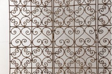 フランスアンティーク　　おしゃれなデザインが目を惹く!ロートアイアンの三連パーテーション(間仕切り、衝立て、つい立て、鉄柵)(R-067907)
