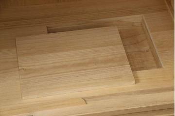 中古　伝統工芸士　吉沢昭次作　細やかな意匠が施された金具が魅力的な加茂桐箪笥(胴丸、桐たんす、衣装箪笥、着物箪笥、収納箪笥、和タンス、引き出し)(R-067909)