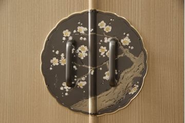 中古　伝統工芸士　吉沢昭次作　細やかな意匠が施された金具が魅力的な加茂桐箪笥(胴丸、桐たんす、衣装箪笥、着物箪笥、収納箪笥、和タンス、引き出し)(R-067909)