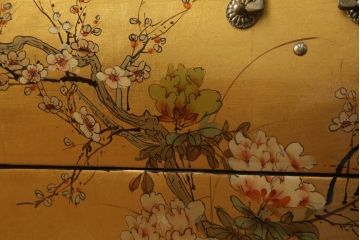中古　美品!!　シノワズリ様式　優美で華やかな装飾が見事な猫脚チェスト(コモード、サイドボード、サイドチェスト、引き出し、中国美術)(R-067910)
