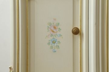 中古　イタリア高級家具　SILIK(シリック)　ロココ調の豪華な装飾が優美なチェスト(サイドキャビネット、サイドボード、戸棚、収納棚)(定価約80万円)(R-067911)