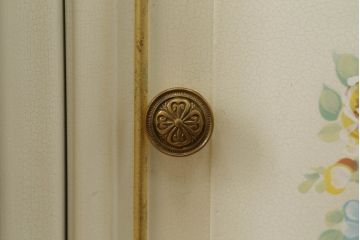 中古　イタリア高級家具　SILIK(シリック)　ロココ調の豪華な装飾が優美なチェスト(サイドキャビネット、サイドボード、戸棚、収納棚)(定価約80万円)(R-067911)