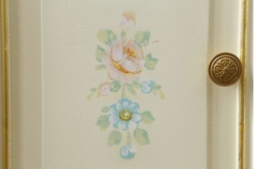 中古　イタリア高級家具　SILIK(シリック)　ロココ調の豪華な装飾が優美なチェスト(サイドキャビネット、サイドボード、戸棚、収納棚)(定価約80万円)(R-067911)
