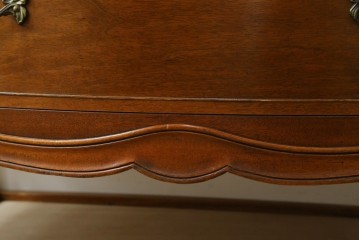 中古　美品　DREXEL HERITAGE(ドレクセルヘリテイジ)　Touraine(ツーレイン)　マホガニー材製の贅沢なアンティーク調チェスト　(R-067912)