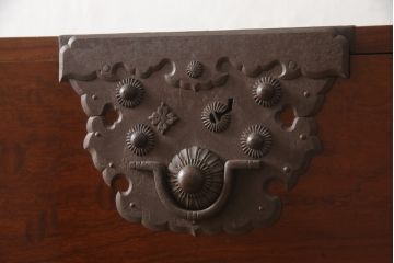 和製アンティーク　最高級特注品!!　図録掲載品　総欅(ケヤキ)材　内部桐(キリ)材　金具の立派な六丁引き庄内箪笥(時代箪笥、重ね箪笥、衣装タンス、整理たんす、収納タンス、引き出し)(R-067915)