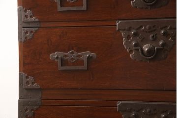 和製アンティーク　最高級特注品!!　図録掲載品　総欅(ケヤキ)材　内部桐(キリ)材　金具の立派な六丁引き庄内箪笥(時代箪笥、重ね箪笥、衣装タンス、整理たんす、収納タンス、引き出し)(R-067915)