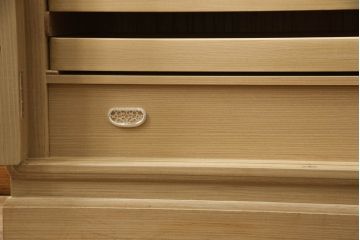 中古　美品　伝統工芸士　田澤謙介作　繊細な金具が上品な雰囲気を演出する加茂総桐箪笥(大丸、四方丸、桐たんす、着物箪笥、引き出し、衣装タンス、和タンス)(R-067916)