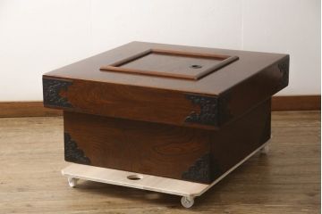 中古　美品　駿河民芸　民芸家具　美しい杢目と金具が目を引く角火鉢(木製火鉢、長火鉢、囲炉裏)(R-067920)