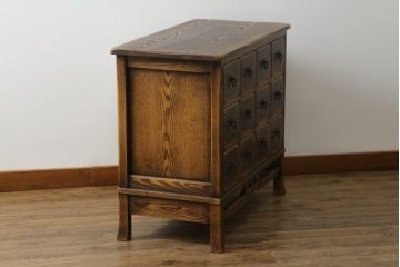 中古　美品　ナラ材　引き出し12杯　和モダンな佇まいが魅力的な脚付き民芸チェスト(サイドチェスト、サイドボード、引き出し)(R-067925)