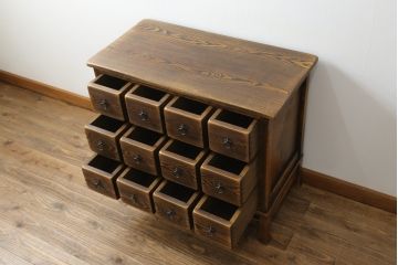 中古　美品　ナラ材　引き出し12杯　和モダンな佇まいが魅力的な脚付き民芸チェスト(サイドチェスト、サイドボード、引き出し)(R-067925)