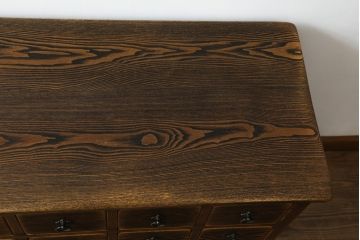 中古　美品　ナラ材　引き出し12杯　和モダンな佇まいが魅力的な脚付き民芸チェスト(サイドチェスト、サイドボード、引き出し)(R-067925)