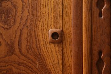 和製アンティーク　美品　最高級!!　総欅(ケヤキ)材　玉杢　指物工芸家具　品のある佇まいが美しい飾り棚(茶棚、違い棚、収納棚、戸棚)(R-067928)