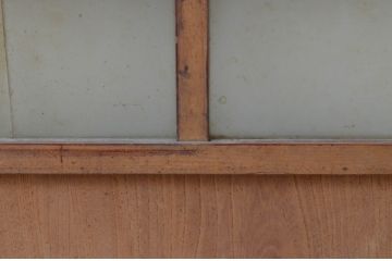 アンティーク建具　欅(ケヤキ)材　桜材　和モダンな雰囲気づくりにおすすめ!漆塗りの引き戸2枚セット(窓、板戸、ガラス戸、ガラス帯戸)(R-067932)