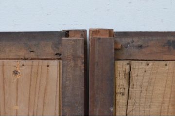 アンティーク建具　総欅(ケヤキ)材　温かみのある木目が味わい深い板戸窓2枚セット(引き戸)(R-067939)
