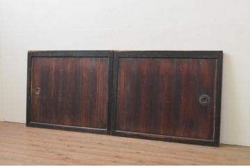 アンティーク建具　杉材のすすけた味わいが魅力の板戸窓2枚セット(引き戸)(R-067941)