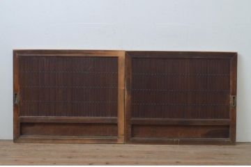 アンティーク建具　ヒノキ材と欅(ケヤキ)材の縦桟板戸窓2枚セット(引き戸、格子戸、鎧戸)(R-067945)