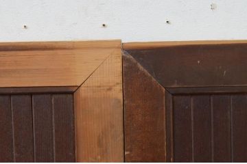 アンティーク建具　ヒノキ材と欅(ケヤキ)材の縦桟板戸窓2枚セット(引き戸、格子戸、鎧戸)(R-067945)