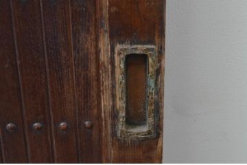 アンティーク建具　ヒノキ材と欅(ケヤキ)材の縦桟板戸窓2枚セット(引き戸、格子戸、鎧戸)(R-067945)