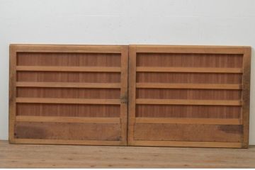 アンティーク建具　ヒノキ材と欅(ケヤキ)材の縦桟板戸窓2枚セット(引き戸、格子戸、鎧戸)(R-067945)