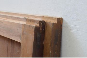 アンティーク建具　ヒノキ材と欅(ケヤキ)材の縦桟板戸窓2枚セット(引き戸、格子戸、鎧戸)(R-067945)