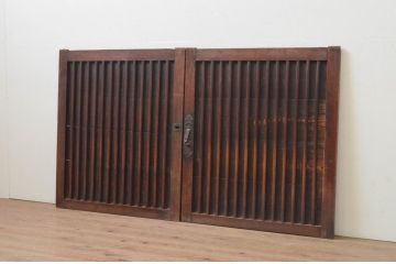 アンティーク建具　欅(ケヤキ)材枠　和の空間を演出する縦桟板戸窓2枚セット(引き戸、格子戸)(R-067952)